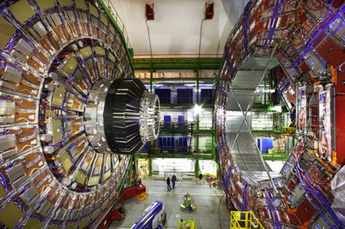 LHC ไขความลับจักรวาลหรือหายนะของมวลมนุษย์