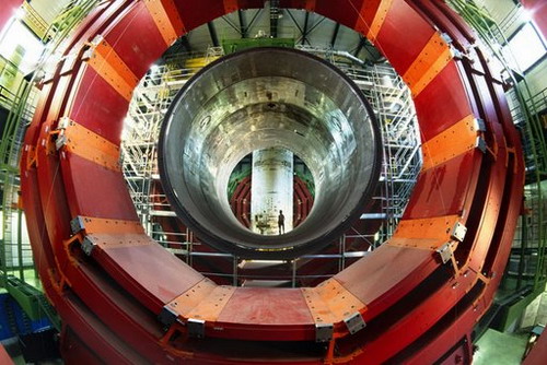 LHC ไขความลับจักรวาลหรือหายนะของมวลมนุษย์