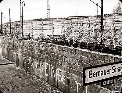 กำแพงเบอร์ลิน กำแพงแห่งประวัติศาสตร์สงครามเย็น