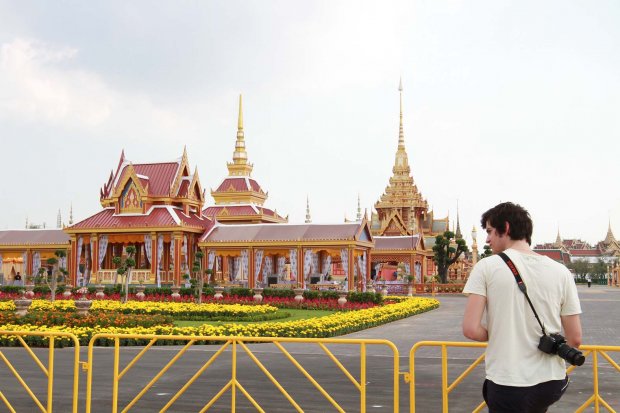 ปชช.จับจองพื้นที่รอเฝ้าในหลวง-ราชินี งานพระศพเจ้าฟ้าเพชรรัตนฯ