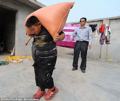 ฮือฮา อาตี๋น้อย 7 ขวบจีนสุดทรงพลังลากรถตู้ แบกถุงซีเมนต์ร้อยกิโล