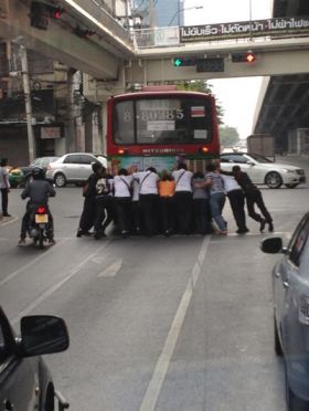 ชาวเน็ตยก! ภาพช่วยกัน มันต้องเดินหน้า เป็นภาพสุดประทับใจ 