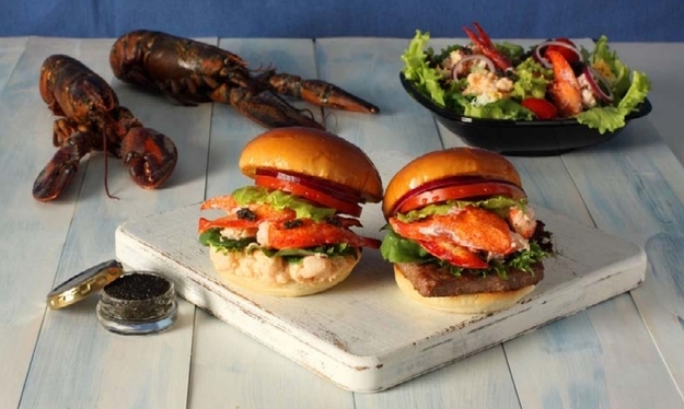 Lobster & Caviar Burger (Wendy′s Japan).