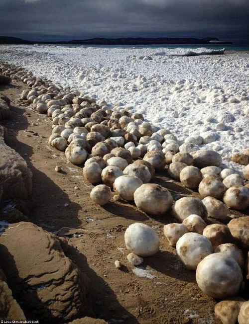 ลูกบอลน้ำแข็งขนาดใหญ่นับร้อยก่อตัวเกลื่อนชายหาดสหรัฐ 