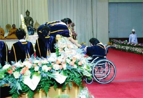 แพร่ภาพตื้นตันใจ ′พระเทพฯ′ ทรงโน้มพระวรกาย พระราชทานปริญญาให้สาวพิการ