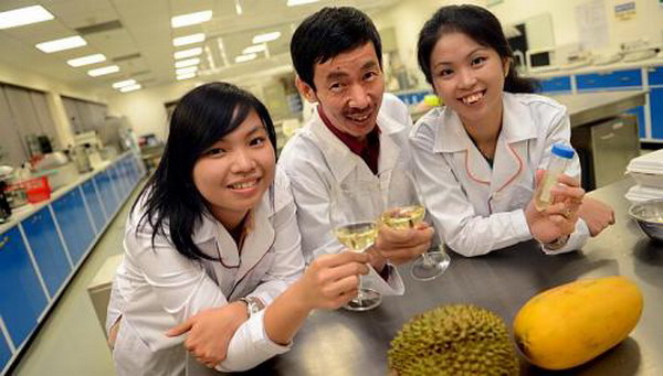 กล้าดื่มหรือเปล่า? ไวน์ทุเรียนผลงานนักวิจัยสิงคโปร์