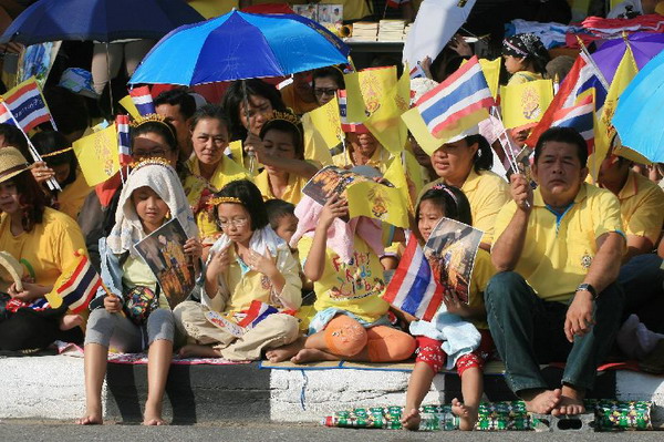 รวมภาพสุดประทับใจ พสกนิกรเฝ้าฯ รับเสด็จพระเจ้าอยู่หัว ออกมหาสมาคม 5 ธันวาคม 2556 