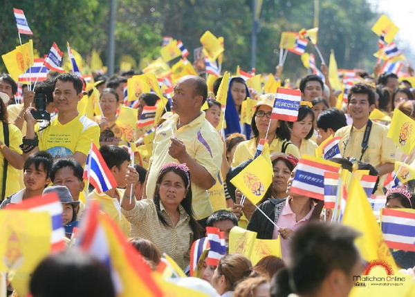 รวมภาพสุดประทับใจ พสกนิกรเฝ้าฯ รับเสด็จพระเจ้าอยู่หัว ออกมหาสมาคม 5 ธันวาคม 2556 