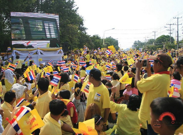 รวมภาพสุดประทับใจ พสกนิกรเฝ้าฯ รับเสด็จพระเจ้าอยู่หัว ออกมหาสมาคม 5 ธันวาคม 2556 