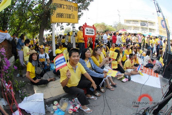 รวมภาพสุดประทับใจ พสกนิกรเฝ้าฯ รับเสด็จพระเจ้าอยู่หัว ออกมหาสมาคม 5 ธันวาคม 2556 