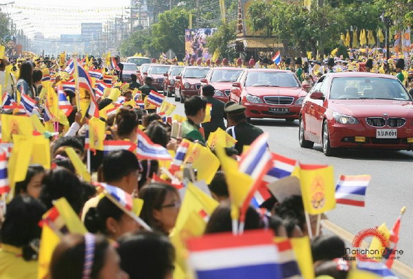 รวมภาพสุดประทับใจ พสกนิกรเฝ้าฯ รับเสด็จพระเจ้าอยู่หัว ออกมหาสมาคม 5 ธันวาคม 2556 