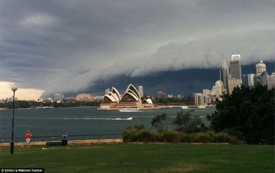 ระทึก เมฆปีศาจมหึมาคล้าย สึนามิ ก่อตัวทะมึนเหนือออสเตรเลีย