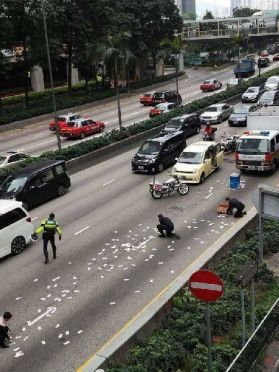 รถขนเงินชนสนั่นที่ฮ่องกง เงิน150ล้านเกลื่อนถนน คนแห่เก็บวุ่น!!