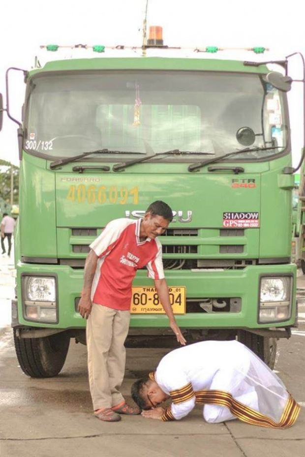 แชร์สนั่น!! ภาพประทับใจ บัณฑิตจุฬาฯ ก้มกราบเท้าพ่อ “ขับรถเก็บขยะ”