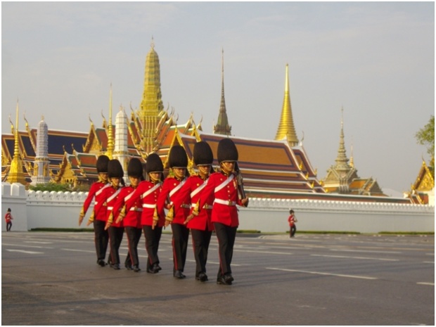 ไขข้อข้องใจ..! 4 ทหารอารักขาพระบรมศพ สวมชุดสีแดงยืนก้มหน้า ตลอดทั้งวันทั้งคืน