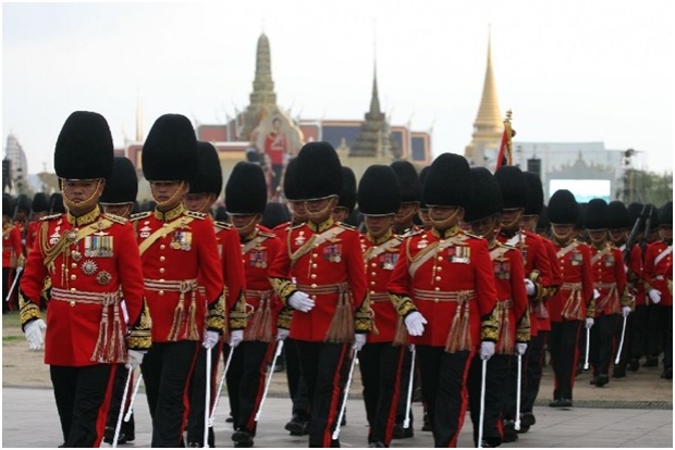 ไขข้อข้องใจ..! 4 ทหารอารักขาพระบรมศพ สวมชุดสีแดงยืนก้มหน้า ตลอดทั้งวันทั้งคืน