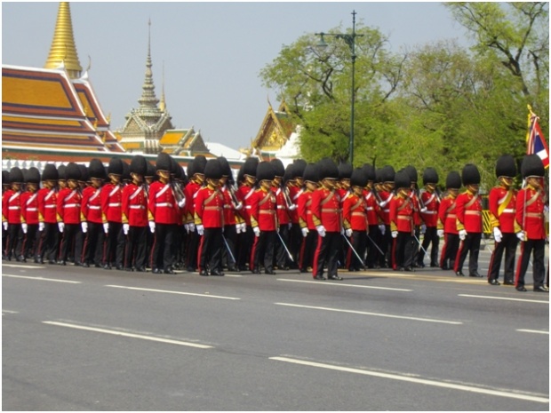 ไขข้อข้องใจ..! 4 ทหารอารักขาพระบรมศพ สวมชุดสีแดงยืนก้มหน้า ตลอดทั้งวันทั้งคืน