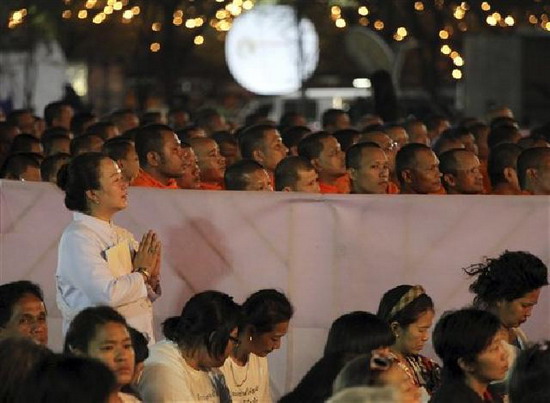 ภาพ : กรุงเทพฯ สวดมนต์ข้ามปี