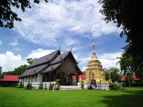 เสน่ห์เจดีย์สีทองที่วัดพระธาตุดอยหยวก