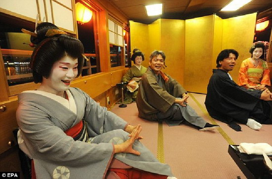 ชายญี่ปุ่นผันตัวเองเป็นเกอิชาหนุ่มขอตามรอยเท้าของแม่-คนแรกของวัฒนธรรมปลาดิบ