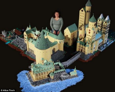 สาวคลั่ง ′แฮร์รี่ พอตเตอร์′ สร้าง ′ฮอกวอตส์′ จากเลโก้ ครึ่งล้าน (ชมภาพชุด)