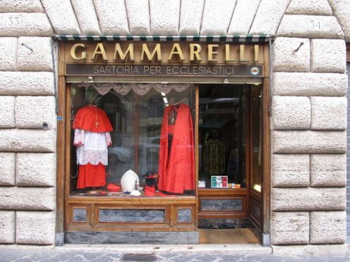 ร้านตัดเสื้ออิตาลีเตรียมตัดชุดรอโป๊ปองค์ใหม่