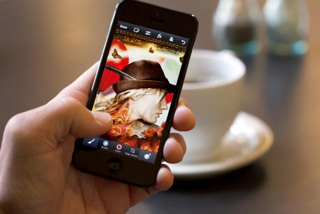 Adobe Photoshop สำหรับ iPhone เปิดให้ดาวน์โหลดแล้ว !