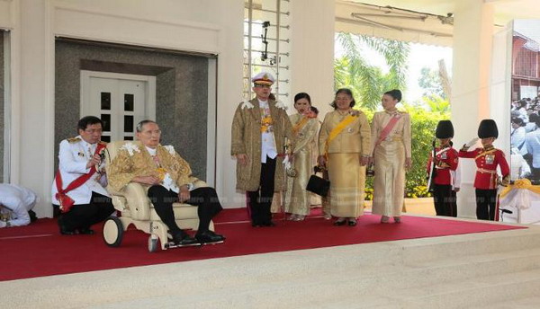 ชมภาพ ในหลวง เสด็จออกท้องพระโรงศาลาราชประชาสมาคม วังไกลกังวล 