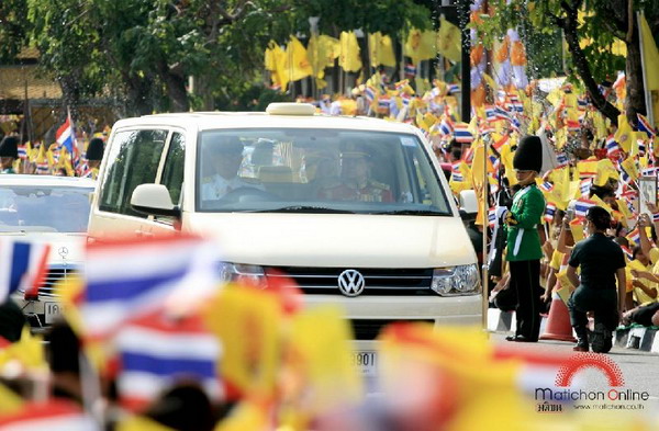 ชมภาพ ในหลวง เสด็จออกท้องพระโรงศาลาราชประชาสมาคม วังไกลกังวล 