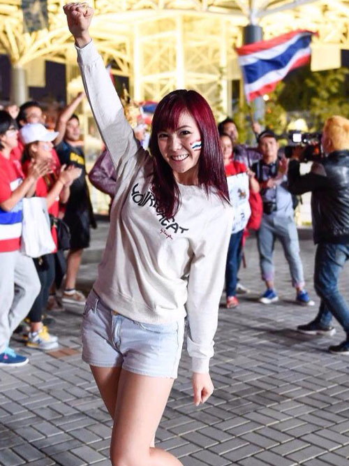 ชาวเน็ตแห่ชม น้องเฟย์ สาวน้อยน่ารักสีสันข้างสนามฟุตบอลเอเชี่ยนเกมส์ 2014 (ชมคลิป)