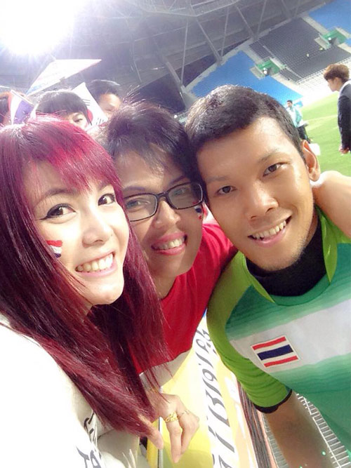 ชาวเน็ตแห่ชม น้องเฟย์ สาวน้อยน่ารักสีสันข้างสนามฟุตบอลเอเชี่ยนเกมส์ 2014 (ชมคลิป)