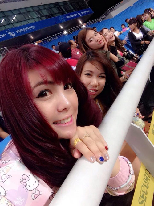 ชาวเน็ตแห่ชม น้องเฟย์ สาวน้อยน่ารักสีสันข้างสนามฟุตบอลเอเชี่ยนเกมส์ 2014 (ชมคลิป)