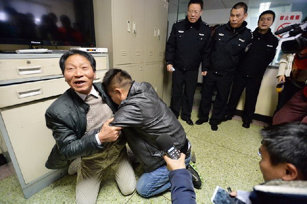 หนุ่มจีนโดนลักพาตัวไป 24 ปี สุดท้ายตามหาพ่อจนเจอ!!