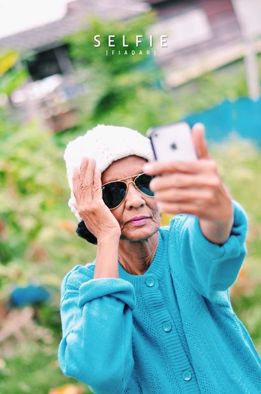 ยายบัว หญิงวัย 70 ปี กับภาพถ่ายแนว ฮิปสเตอร์ ที่โด่งดังและมีผู้แชร์มากที่สุด!!
