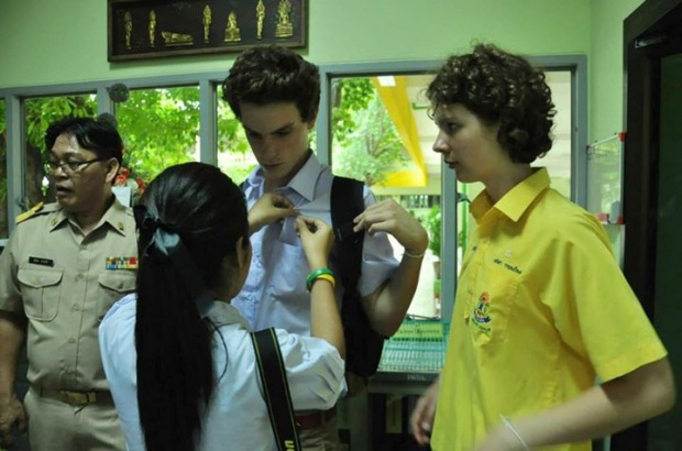 น่ารัก ใสกิ๊ก.... ฝรั่ง หนุ่มน้อย ในชุดนักเรียนไทย 