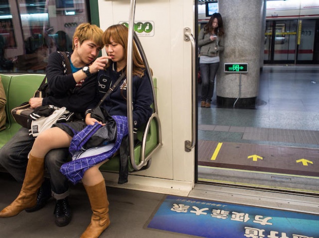 เปิดแกลเลอรี่รักบนรถไฟฟ้า ช่างภาพจีน-ใช้เวลากว่า3ปีแอบถ่ายคู่รักจูบกัน