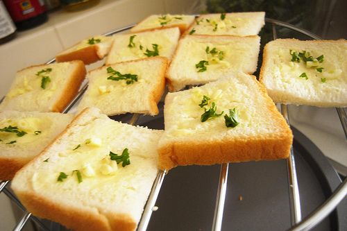 ขนมปังกระเทียมแบบโฮมเมด