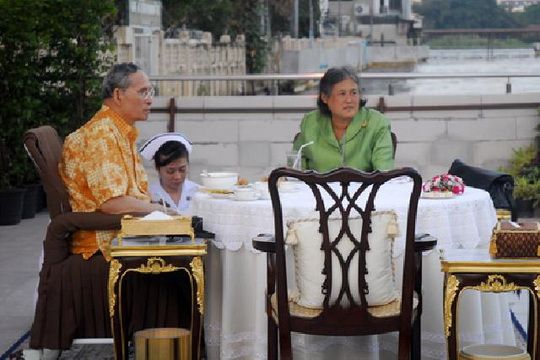 ในหลวงทอดพระเนตรระดับน้ำเจ้าพระยา