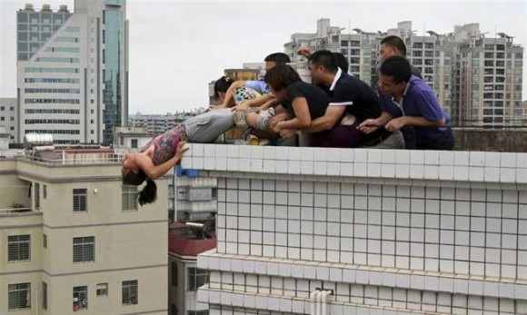 ภาพแห่งปี 2012 สื่อนอก รั้งหญิงจีนโดดตึกฆ่าตัวตาย