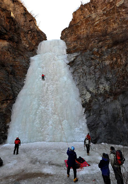 เย็นยะเยือก!! กิจกรรมปีนน้ำตกแข็งในจีน