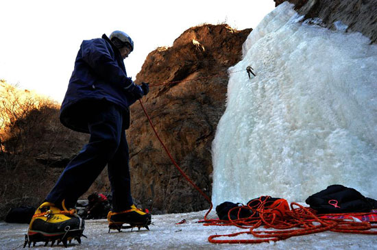 เย็นยะเยือก!! กิจกรรมปีนน้ำตกแข็งในจีน
