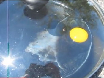 ร้อนจีด!!  คนแห่ทอดไข่บนถนน