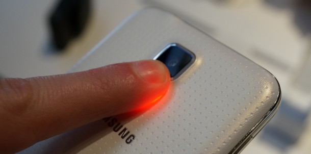 อยากรู้มั้ย แสกนนิ้วมือและตรวจวัดชีพจรของ Galaxy S5 ทำงานยังไง