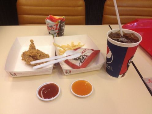 ผิดมากหรอ! เมื่อผมใช้มือกิน KFC แต่ถูกโต๊ะข้างๆว่าแบบนี้!!