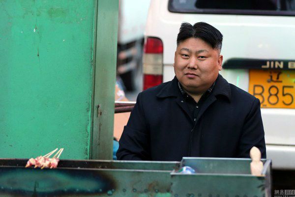 สะดุ้งเฮือก! เมื่อหนุ่มขายบาร์บีคิวธรรมดาๆ ดั๊นหน้าเหมือนผู้นำเกาหลีเหนือ เป็นไงมาดู!