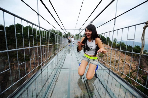กล้าท้าไหม!! สะพานกระจกที่สูงที่สุด สูง 180 เมตร-ยาว 300 เมตร