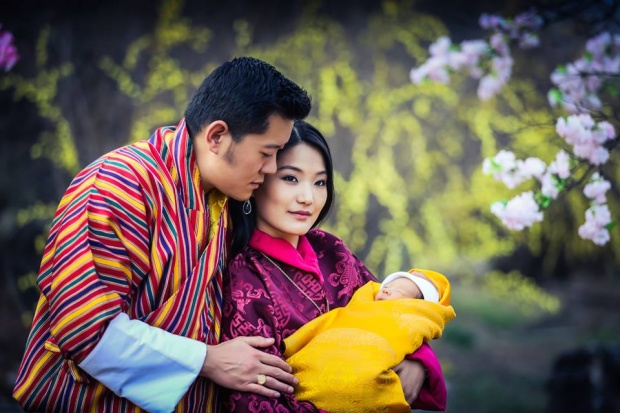 เผยภาพเจ้าชายน้อยภูฏาน โอรสกษัตริย์จิกมีและพระราชินีเจ็ตซุน 