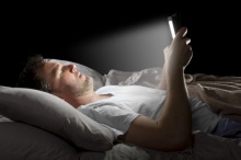 นักวิจัยเตือนไม่ควรอ่านหนังสือจากหน้าจอก่อนนอน