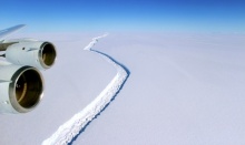 ภูเขาน้ำแข็งขนาดใหญ่กว่าภูเก็ต 10 เท่า แตกออกจากแอนตาร์กติกาแล้ว