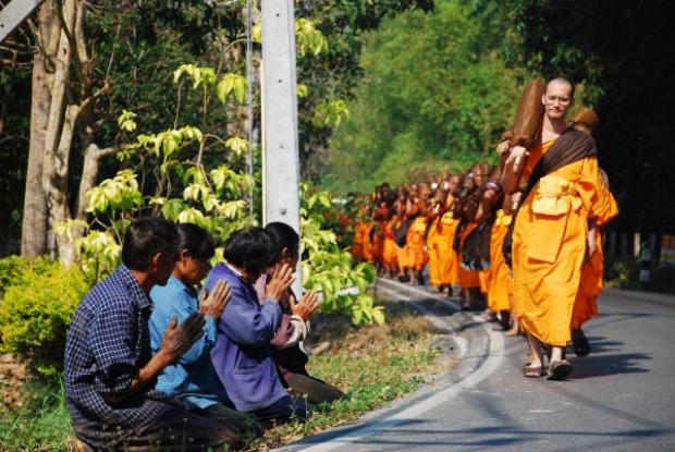 “ใส่บาตรตอนเช้า” ดีต่อใจ...ได้อานิสงส์ 9 ประการ